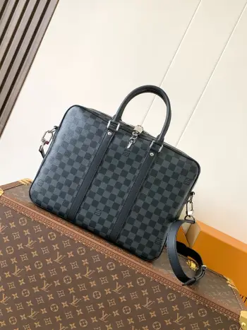 <p>顶级原单</p><p>M52005老花  N41478黑格  粗犷的Damier Graphite格纹帆布赋予此款Porte-Documents Voyage小号公文包别样的个性魅力 光滑的皮革饰边与宽敞的内部空间 奢华与实用的理想结合 尺寸 35.0 x 27.0 x 6.0 cm</p>