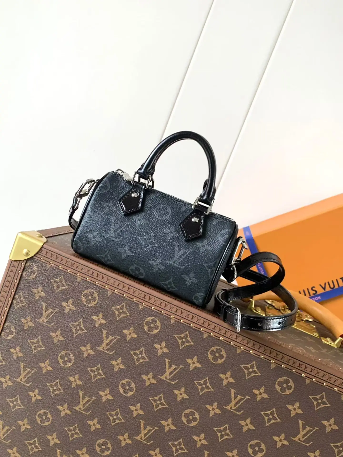 <p>顶级原单 变码芯片 M26573 本款 Nano Speedy 手袋采用帆布塑造玲珑构型 以 Monogram Eclipse 图案传递优雅风尚 轻松点亮昼夜造型 莹泽金属件流露考究气息 充裕空间可容纳短款钱夹等日常所需 可拆卸肩带实现多种背携方式 </p><p>16×10×7.5cm</p>