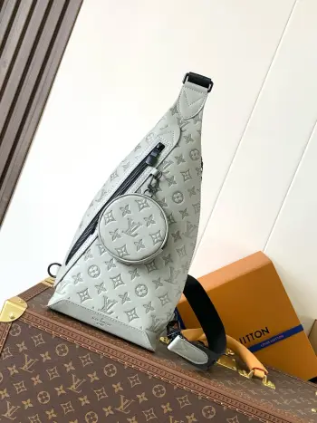 <p>顶级原单 M14916灰色压 动态变码芯片163c 全皮压花胸包 Duo 单肩包 本款 Duo 单肩包以柔软牛皮革塑造贴身构型 成就传统双肩包之外的实用之选 拉链侧袋可收纳智能手机 可拆卸收纳包方便取放物品 可调节提花织物肩带实现左右肩背 42 x 6 x 20 厘米 (高 x 宽 x 长度) </p>
