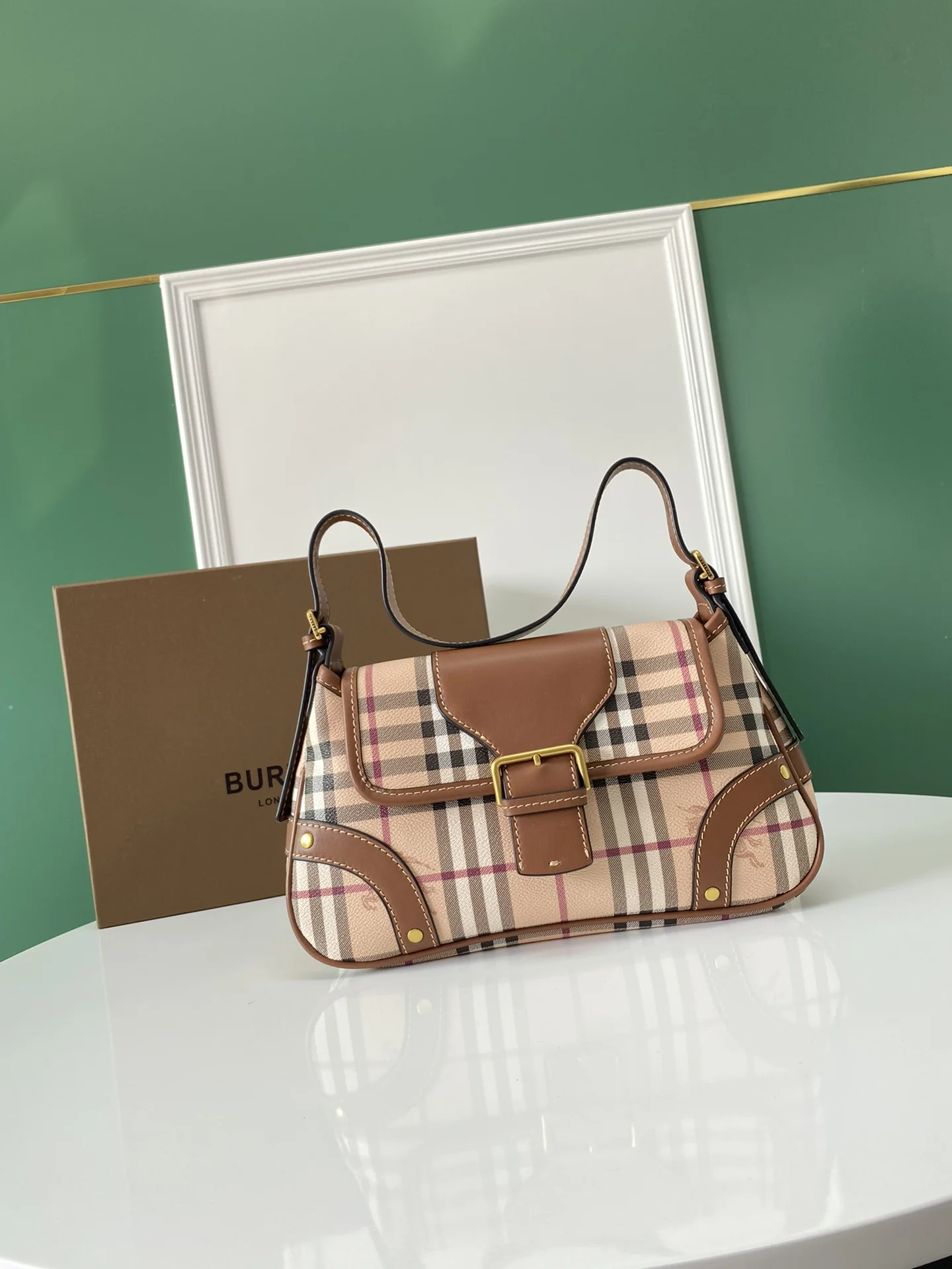 <p> B家最经典中古腋下包 又复古又极潮 今年腋下包是主流 美貌与实用性并存 这款太美了  </p><p>肩背或手提怎么搭配都洋气 包身很轻 内里一个拉链口袋 收纳方便 容量足 经典必入 洋气百搭 可休闲可职业 优雅与魅力 自带高级感 复古回潮 尺寸: 29x9x171166</p>