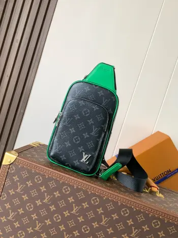 <p>顶级原单 M25891绿色 动态变码芯片163c  BOSPHORE 迷你手袋Bosphore 迷你手袋得名于品牌 2000 年代的复古 Bosphore 系列 以简洁线条和紧凑构型成就舒适背携 再借可拆卸名牌展露经典意味 可调节织物肩带横穿风琴圈环 与拉链前袋共筑工致细节 </p><p>尺寸 12 x 7 x 19 厘米</p>