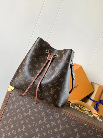 <p>顶级原单 Gaston-Louis Vuitton 于 1932 年专为承运香槟酒设计的酒袋邂逅当代潮流 化身蕴含传承之美的 NeoNoe 水桶包 Monogram 帆布勾勒柔和线条 搭配彩色皮革饰边与同色多层粘合内衬 Monogram 涂层帆布一光滑牛皮饰边一超细纤维内衬一中央拉链贴袋一可拆卸 可调节肩带 </p>