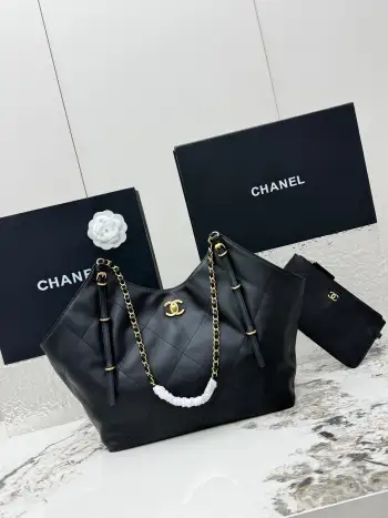 <p> 进口原厂皮    CHANEL 大号 顶级货新款托特包25S 金标双C Logo菱格链条皮穿链 选用柔软小牛皮 手感细腻轻盈 日常通勤或休闲都超适合 经典菱格纹+全钢金属链条肩带 双C Logo超有辨识度大号购物袋 大容量 日常用品 电脑手机 化妆品都能装 可单肩可手提 实用又时髦<p>型号 AS5466</p>