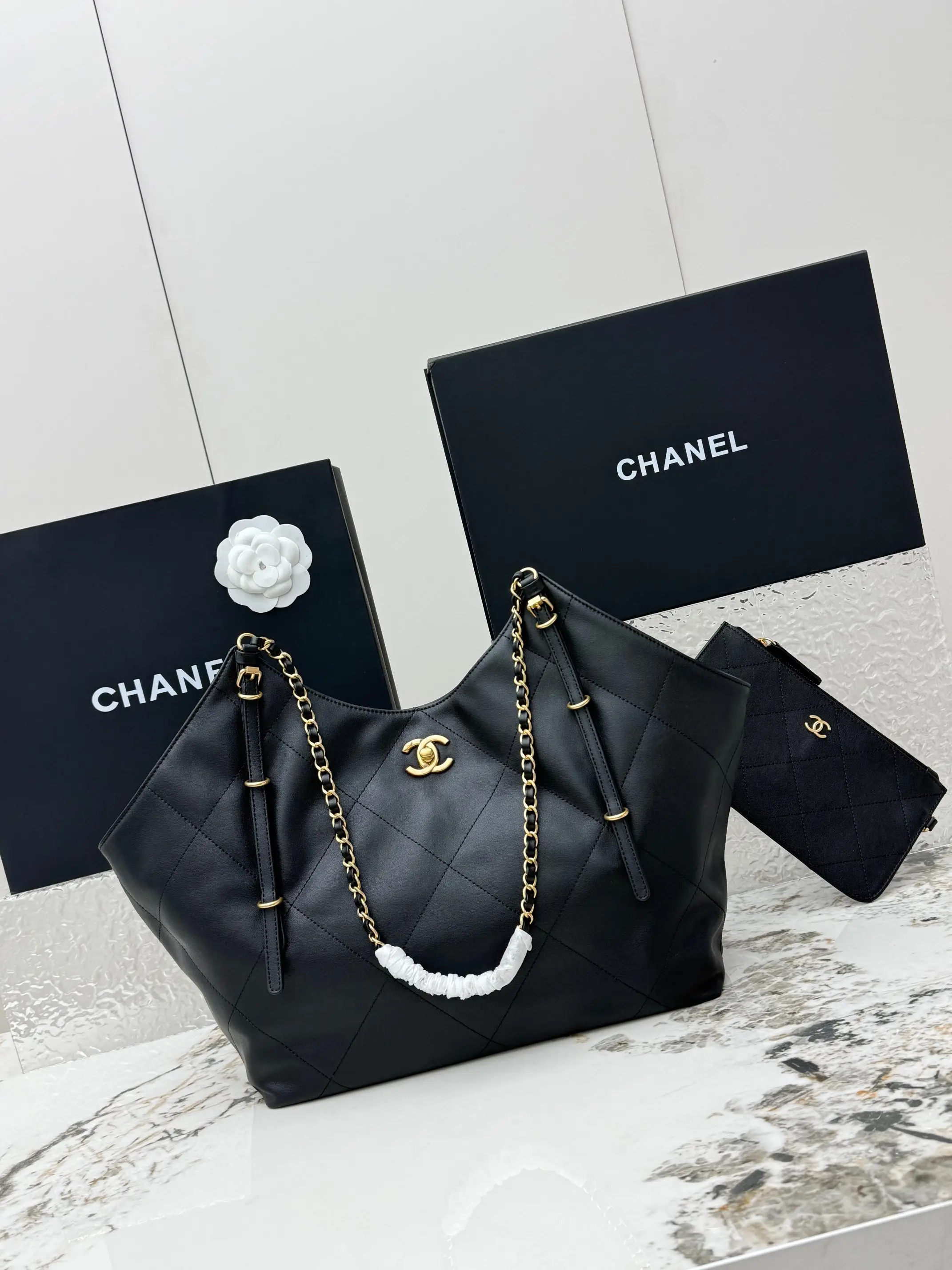<p> 进口原厂皮 CHANEL 大号 顶级货新款托特包25S 金标双C Logo菱格链条皮穿链 选用柔软小牛皮 手感细腻轻盈 日常通勤或休闲都超适合 经典菱格纹+全钢金属链条肩带 双C Logo超有辨识度大号购物袋 大容量 日常用品 电脑手机 化妆品都能装 可单肩可手提 实用又时髦<p>型号 AS5466</p>