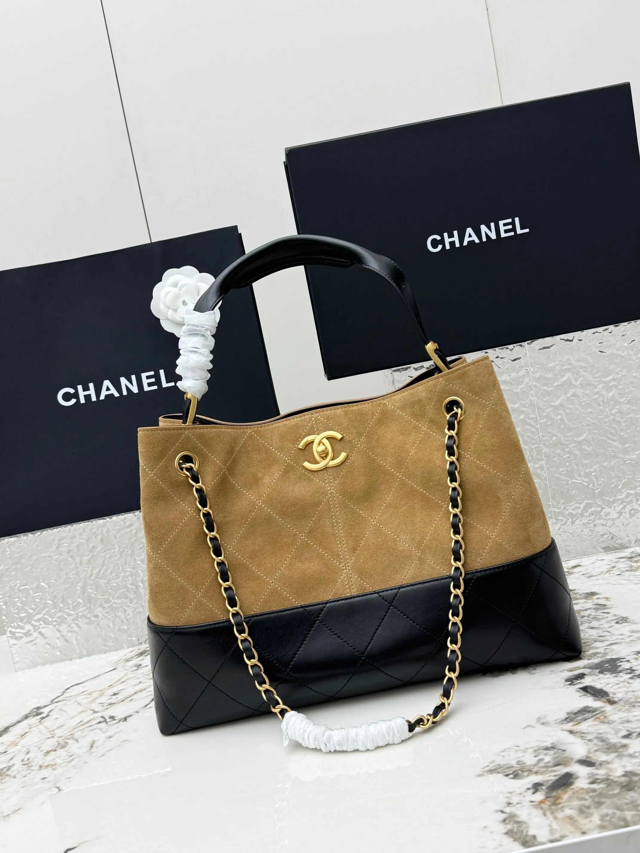 <p> 进口原厂皮    CHANEL 顶级货 专柜爆款购物袋香奈儿25A经典拼色托特包 麂绒牛皮与小羊皮撞色搭配 黑金全钢链条添精致 可单肩手提菱格纹藏着法式优雅 双C标志是永恒的时尚暗号 大容量轻松装下日常琐碎 也装得下对精致生活的追求 背上它 漫步街头 自成风格风景型号 AS5634</p>