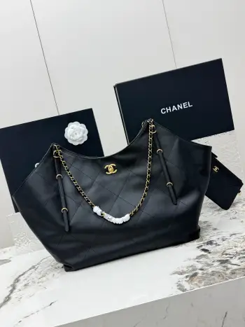 <p> 进口原厂皮    CHANEL 超大号 顶级货新款托特包25S 金标双C Logo菱格链条皮穿链 选用柔软小牛皮 手感细腻轻盈 日常通勤或休闲都超适合 经典菱格纹+全钢金属链条肩带 双C Logo超有辨识度超大号购物袋 大容量 日常用品 电脑手机 化妆品都能装 可单肩可手提 实用又时髦<p>型号 AS5463</p>