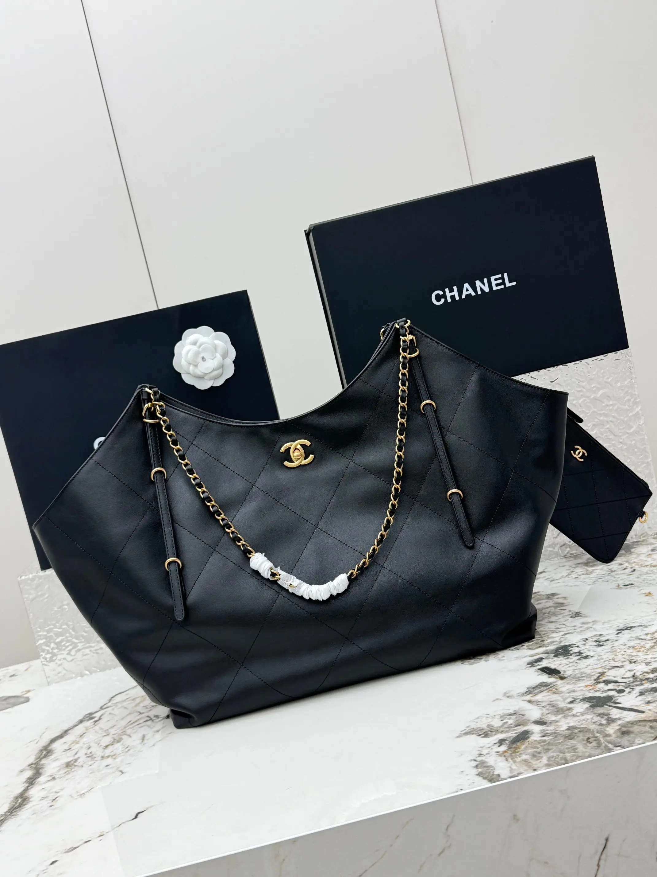 <p> 进口原厂皮 CHANEL 超大号 顶级货新款托特包25S 金标双C Logo菱格链条皮穿链 选用柔软小牛皮 手感细腻轻盈 日常通勤或休闲都超适合 经典菱格纹+全钢金属链条肩带 双C Logo超有辨识度超大号购物袋 大容量 日常用品 电脑手机 化妆品都能装 可单肩可手提 实用又时髦<p>型号 AS5463</p>
