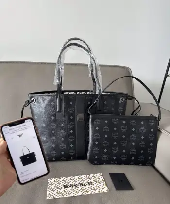 <p>新款中号购物袋 这款中号Liz购物袋将两个经典外型合二为一 是一款标志性的日常包袋 可翻面使用 通过皮革抽绳可对包袋轻盈的轮廓进行扩展和收缩 从而满足现代生活的动态需求 随附的可拆卸拉链手拿包则使其拥有了更强的功能性 尺寸  17 x 36 x 28cm 款号65035 </p>