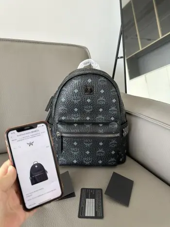 <p>MCM STARK系列侧钉双肩包  小号 采用我们标志性的 Visetos涂层帆布制成 配以奢华的人造皮革衬里和铆钉饰边 顶部皮革提手可调节肩带前拉链口袋 人造革衬里 尺寸 32-25-13 款号 65005 </p>