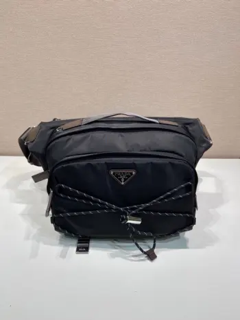 <p> 新品邮差包2VH201</p><p>这款多功能动感单肩包将都市风格与户外素相结合 这款Re-Nylon包设计轻盈 宽敞 外部有一个大口袋 配有皮革饰边 带可调节技术软线 </p><p>扁平软垫尼龙带手柄 可调尼龙带肩带 </p><p>拉链封口 容量空间大 上身效果时尚潮流 赶紧入手吧 又是一款永久不过时爆款</p><p>长30x高22x底10cm</p>