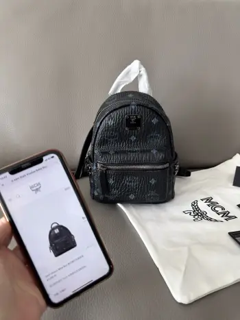 <p>MCM STARK系列侧钉双肩包 超迷你 经典缩小版 配4根肩带 两长两短 通过调节肩带可在斜跨包 背包 腕挎包 手提包中随意切换 风格百变 全能百搭 材质选用mcm专用皮革 搭配上等牛皮 精选上等优质五金 尺寸 20-15-8 款号 65003</p>