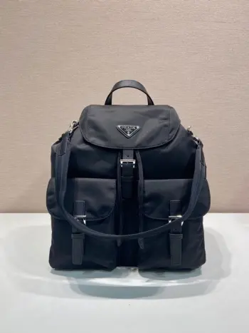 <p>新款双肩背包2VZ110A双肩带</p><p>这款Re-Nylon双肩背包采用经典尼龙面料设计 顶级五金 融合创新实用素 呈现精致隽永风范 配有一条可拆卸的肩带 一包两用 不同场合可交换使用 上身效果非常时尚大气 又是一款永久不过时爆款赶紧入手吧</p><p>长34x高39x底15cm</p>