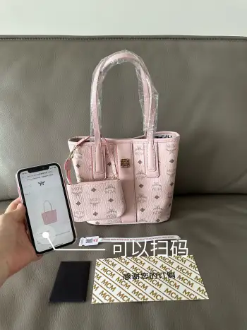 <p>新品独家上新 爆款出货本年度最墙裂推荐 MCM新款迷你子母包</p><p>自重特别轻 小子包也特别可爱 绝对心头爱   大小和菜篮子差不多哟跟大号和小号的托特子母包相比两侧少了抽绳 包口多了吸扣 可手拎 可腋下 尺寸 11.5*28*20CM 款号65034 </p>