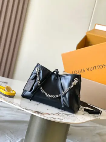 <p>调</p><p> 特级MB163c芯片版原厂皮 </p><p>本款CarryAll BB 手袋</p><p>型号 M12888黑色163c芯片</p><p>材料 A级全钢五金 进口原厂羊皮</p>尺寸 26x17x10厘米</p>