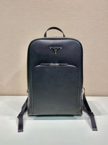 <p>新款背包2VZ102原单货</p><p>采用进口Saffiano皮革材质 金属五金配件 两条背带可调节的皮革带双向拉链 前幅有口袋设计 这款背包简约时尚 能够满足上班通勤或休假日常出行的各个场合 又是一款永久不过时爆款长30x高43x底12.5cm</p>