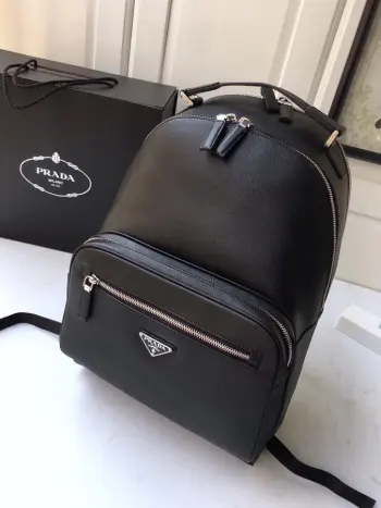 <p>升级版独家首发最新双肩背包2VZ032原单货采用进口Saffiano皮革材质 金属五金配件 两条背带式皮革背带一条皮革提手 背面口袋 又可以插在拉杆箱上带双向拉链 两个正面拉链袋 主要隔层配有双向拉链 金属徽标标牌 两个内袋 其中一个带拉链 内部徽标标牌 这款双肩包简约线条设计 显得格开高大尚长27x高39.5 x底16cm </p>