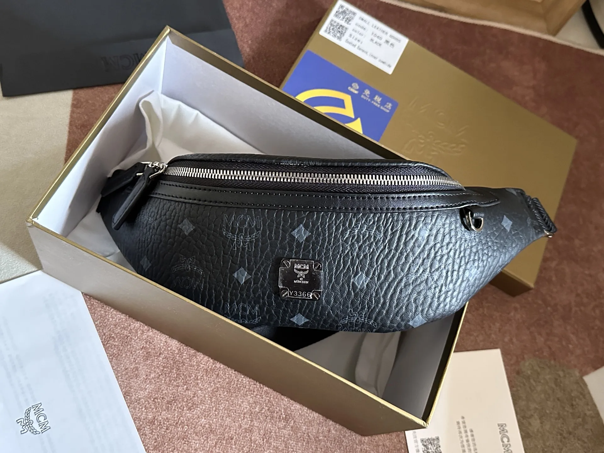 原单MCM男包|高仿MCM男包|精仿MCM男包|一比一MCM男包<p> 新品发布---MCM Stark Visetos腰包 </p><p>由涂层帆布配标志性经典印花制成 这款功能性Stark腰包 为你的造型注入时髦的风格 耐用 可调节的标志织物肩带 可系于腰间或斜挎 两个安全拉链夹层为你的必需品提供了充裕的收纳空间 </p><p>材质 Pvc配牛皮(肩带长度为65至106厘米)</p><p>颜色:黑色</p><p>尺寸 12X34X7cm</p>