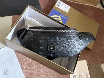<p> 新品发布---MCM Stark Visetos腰包 </p><p>由涂层帆布配标志性经典印花制成 这款功能性Stark腰包 为你的造型注入时髦的风格 耐用 可调节的标志织物肩带 可系于腰间或斜挎 两个安全拉链夹层为你的必需品提供了充裕的收纳空间 </p><p>材质 Pvc配牛皮(肩带长度为65至106厘米)</p><p>颜色:黑色</p><p>尺寸 12X34X7cm</p>