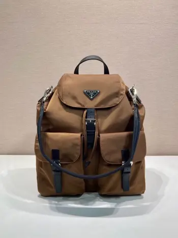 <p> 新款双肩背包2VZ110A金咖色</p><p>这款Re-Nylon双肩背包采用经典尼龙面料设计 顶级五金 融合创新实用素 呈现精致隽永风范 配有一条可拆卸的肩带 一包两用 不同场合可交换使用 上身效果非常时尚大气 又是一款永久不过时爆款赶紧入手吧</p><p>长34x高39x底15cm</p>