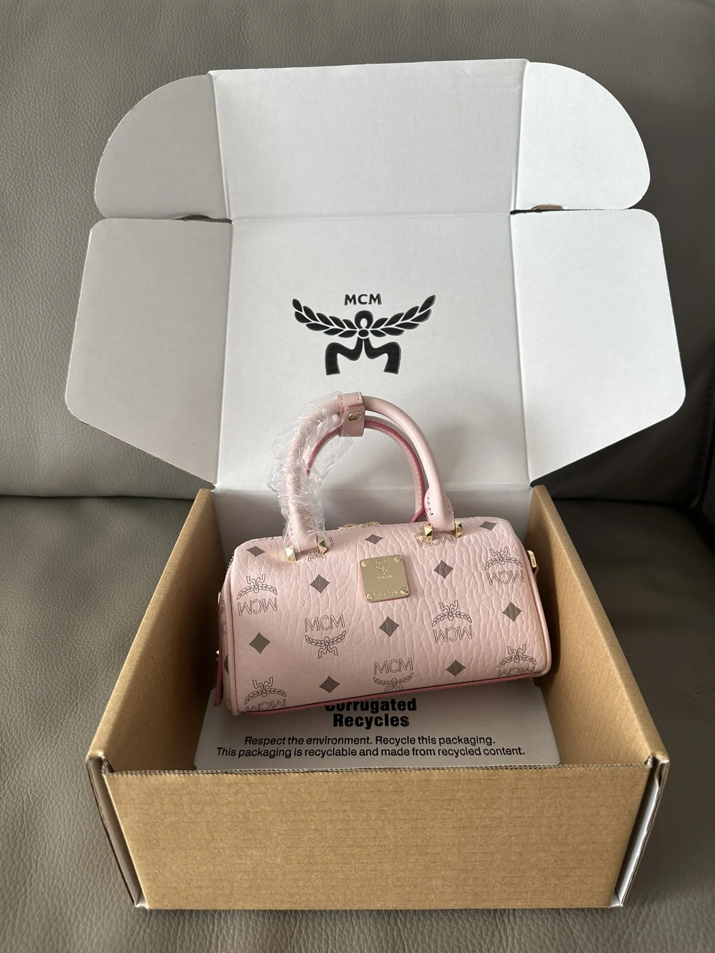 原单MCM女包|高仿MCM女包|精仿MCM女包|一比一MCM女包<p>迷你波士顿枕头包 轻盈小巧 定制原版PVC配牛皮 ykk玉米牙 在经典风格中透露着一丝清新 干净利落的线条美观 加长拉链方便开启 双层内阁 做工精细 一丝不苟 尺寸 9.5*18*8 款号 65012 </p>