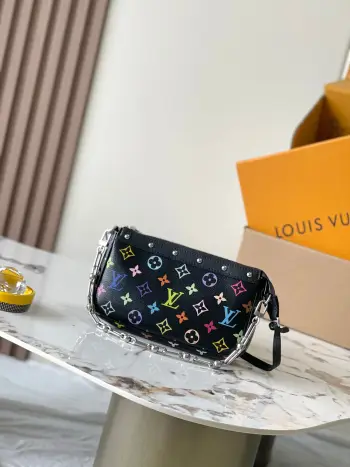 <p> 特级MB163c01芯片版原厂皮 </p><p>本款 Pochette Accessoires 手袋</p><p>型号 M13663黑彩163c01芯片版</p><p>材料 A级全钢五金 进口原厂面料</p>尺寸 13.0 x 4.0 x 22.0 cm</p>