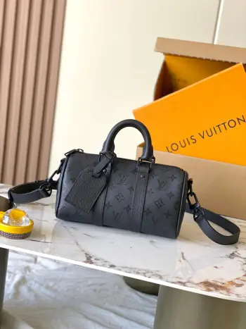 <p> 特级MB163c芯片版原厂皮 </p><p>本款 Keepall Bandouliere25 手袋</p><p>型号 M28369</p><p>材料 A级全钢五金 进口原厂面料</p>尺寸 25x 15 x 11 cm</p> <p> 特级MB163c芯片版原厂皮 </p><p>本款 Keepall Bandouliere25 手袋</p><p>型号 M28369</p><p>材料 A级全钢五金 进口原厂面料</p>尺寸 25x 15 x 11 cm</p>