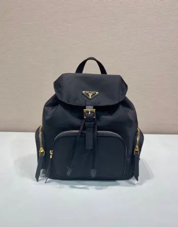 <p>新品1BZ081双肩背包</p><p>这款双肩背包采用进口尼龙布包面料 包身为三个拉琏口袋设计 袋口以翻盖抽绳开合 顶级五金 容量空间大 口袋多多非常实用上身效果非常好看 宝宝们赶紧入手吧 又是一款永久不过时爆款</p><p>长24.5x高29x底12cm</p>