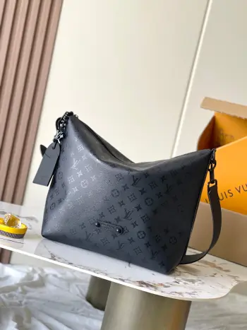 <p> 特级MB163c芯片版原厂皮</p><p>本款 Vagabond Hobo 手袋</p><p>型号 M27856</p><p>材料 A级全钢五金 进口原厂面料</p>尺寸 30*8.5*39</p>