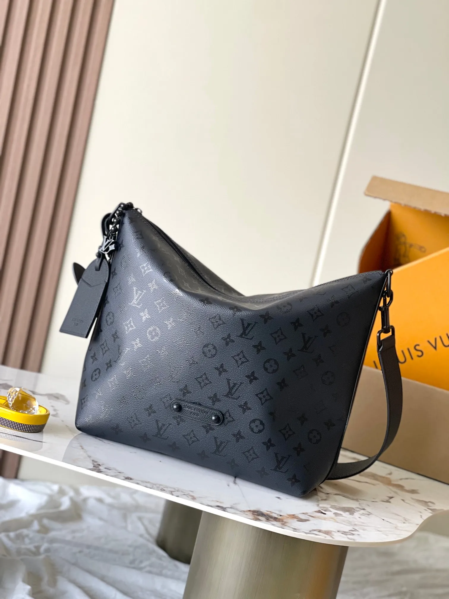 <p> 特级MB163c芯片版原厂皮</p><p>本款 Vagabond Hobo 手袋</p><p>型号 M27856</p><p>材料 A级全钢五金 进口原厂面料</p>尺寸 30*8.5*39</p>