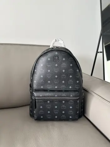 <p>MCM侧钉中号双肩包 单品采用我们标志性的 Visetos 涂层帆布制成 采用奢华的人造皮革衬里 结构化设计拥有宽敞的内部空间和金字塔形铆钉饰边 为您的造型增添前卫风格 尺寸 33.5 x 42.5 x 16.0 cm 款号65036 </p>