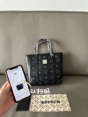 <p>全新菜篮子mini购物袋 可存放您所有的小型必需品 棉质帆布衬里上印有受到街头时尚启发的印花图案 搭配随附的斜挎肩带 可实现免提功能 便携性更佳  尺寸 18.5-19-9.5  款号65001</p>