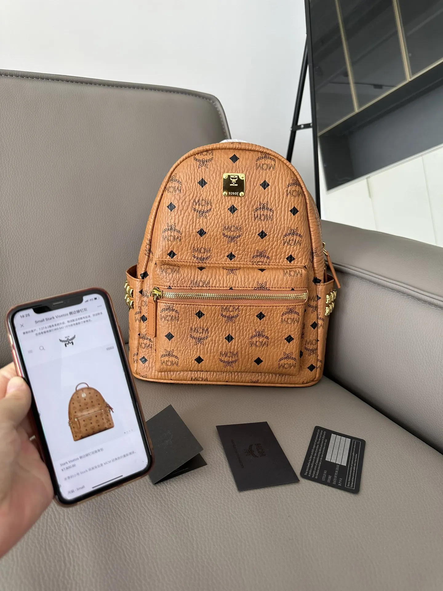 原单MCM双肩包|高仿MCM双肩包|精仿MCM双肩包|一比一MCM双肩包<p>MCM STARK系列侧钉双肩包  小号 采用我们标志性的 Visetos涂层帆布制成 配以奢华的人造皮革衬里和铆钉饰边 顶部皮革提手可调节肩带前拉链口袋 人造革衬里 尺寸 32-25-13 款号 65005 </p>