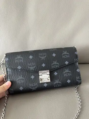 <p>链条款 中号信封链条翻盖斜挎包 采用轻盈的经典Visetos材质制成 是为粉丝打造的梦幻单品 搭配可拆卸链带及月桂叶锁扣 时刻演绎着品牌的传奇尺寸 13-23-5 款号</p>