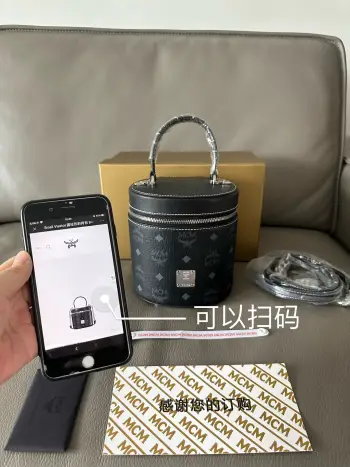 <p>MC家新款圆桶包 经典几何造型采用双向拉链闭合设计 织物衬里内部空间充裕 可存放您的贵重物品 这款圆柱形斜挎包可通过顶部皮革提手携带 或使用随附的斜挎肩带提高包袋的便携性 尺寸 16 x 16 x 14 cm  款号 65023 </p>