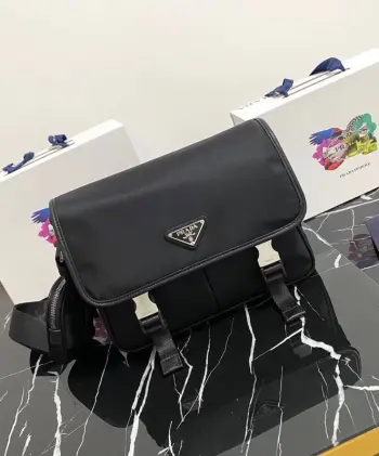 <p> 邮差包2VD769B中号原单货这款尼龙翻盖手袋饰有经典的Saffiano皮革饰边 配有两枚旁开扣 并饰有标志性的三角形金属徽标 彰显时尚设计格调 采用进口尼龙和Saffiano皮革材质 两个正面口袋 其中一个带拉链背面拉链袋 两个内部手机袋 又可调式尼龙徽标提花肩带 经典又时尚的邮差包男土们最爱长26x高20x底10cm</p>