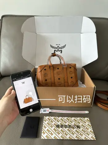 <p>MCM新款Soft Berlin Visetos斜挎包 秉承着兼顾精致感与便携性的理念 这款Soft Berlin斜挎包经过精心打造 对经典旅行箱进行了缩小版的演绎 包袋上的Nappa皮革细节及勾勒出经典Visetos包身轮廓的边缘涂漆包角凸显出品牌的工匠工艺 尺寸 14-21-8 款号 65014 </p>