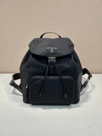 <p>中古背包1BZ832新款</p><p>这款采用进口尼龙面料/小牛皮 前幅配有口拉琏口袋 上身效果非常好看 轻便又实用 容易空间大 宝宝们 赶紧入手吧 又是一款永久不过时爆款 </p><p>长27x高29x底13.5cm</p>