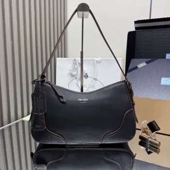 <p> 顶级原单 新品1BC280这款标志性Aimee包袋的全新诠释以令人想起旅行主题的设计 颂扬了P家的传统 独特的hobo版型增添了新的素 因为皮革纹理丰富 呈现出精细 不规则的纹理 呈现出自然而精致的效果 长36x高20x底11cm</p>