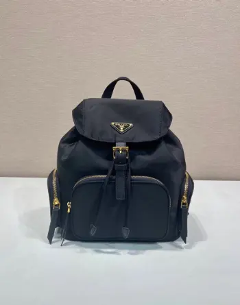 <p>新品1BZ081双肩背包</p><p>这款双肩背包采用进口尼龙布包面料 包身为三个拉琏口袋设计 袋口以翻盖抽绳开合 顶级五金 容量空间大 口袋多多非常实用上身效果非常好看 宝宝们赶紧入手吧 又是一款永久不过时爆款</p><p>长24.5x高29x底12cm</p>