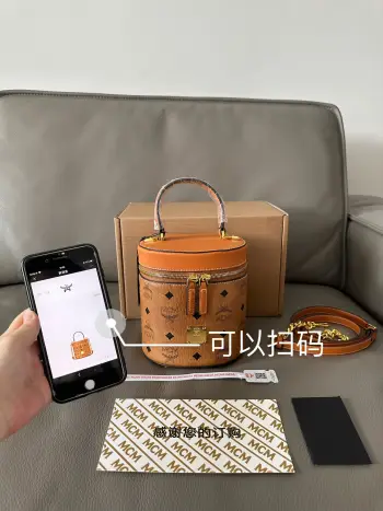 <p>MC家新款圆桶包 经典几何造型采用双向拉链闭合设计 织物衬里内部空间充裕 可存放您的贵重物品 这款圆柱形斜挎包可通过顶部皮革提手携带 或使用随附的斜挎肩带提高包袋的便携性 尺寸 16 x 16 x 14 cm  款号 65023 </p>