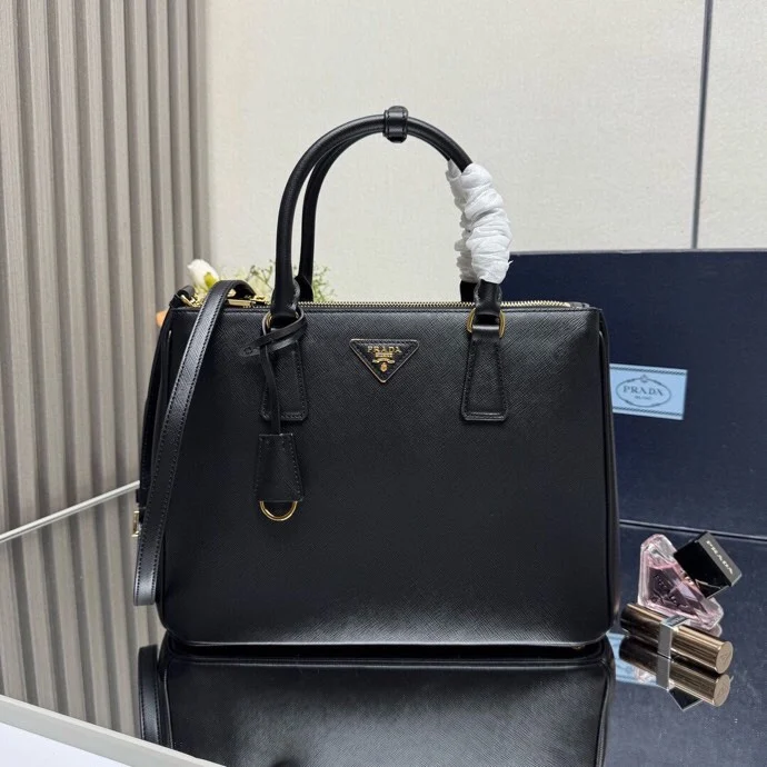 原单普拉达女包|高仿普拉达女包|精仿普拉达女包|一比一普拉达女包<p> 顶级原单 P家 大号 超级爆款杀手包Saffiano皮革 皮革双提手 可拆卸可调式皮革肩带 镀金配件 三角形皮革上带有金属刻字徽标 侧面按扣开合 两个拉链外袋 三个内袋 其中包括一个拉链袋 Prada标识衬里型号 1BA274 代工码165 尺寸 32×24×14cm </p>