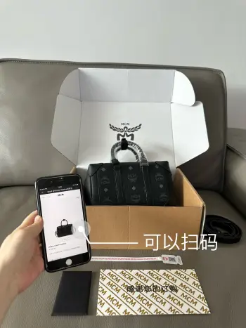 <p>MCM新款Soft Berlin Visetos斜挎包 秉承着兼顾精致感与便携性的理念 这款Soft Berlin斜挎包经过精心打造 对经典旅行箱进行了缩小版的演绎 包袋上的Nappa皮革细节及勾勒出经典Visetos包身轮廓的边缘涂漆包角凸显出品牌的工匠工艺 尺寸 14-21-8 款号 65014 </p>