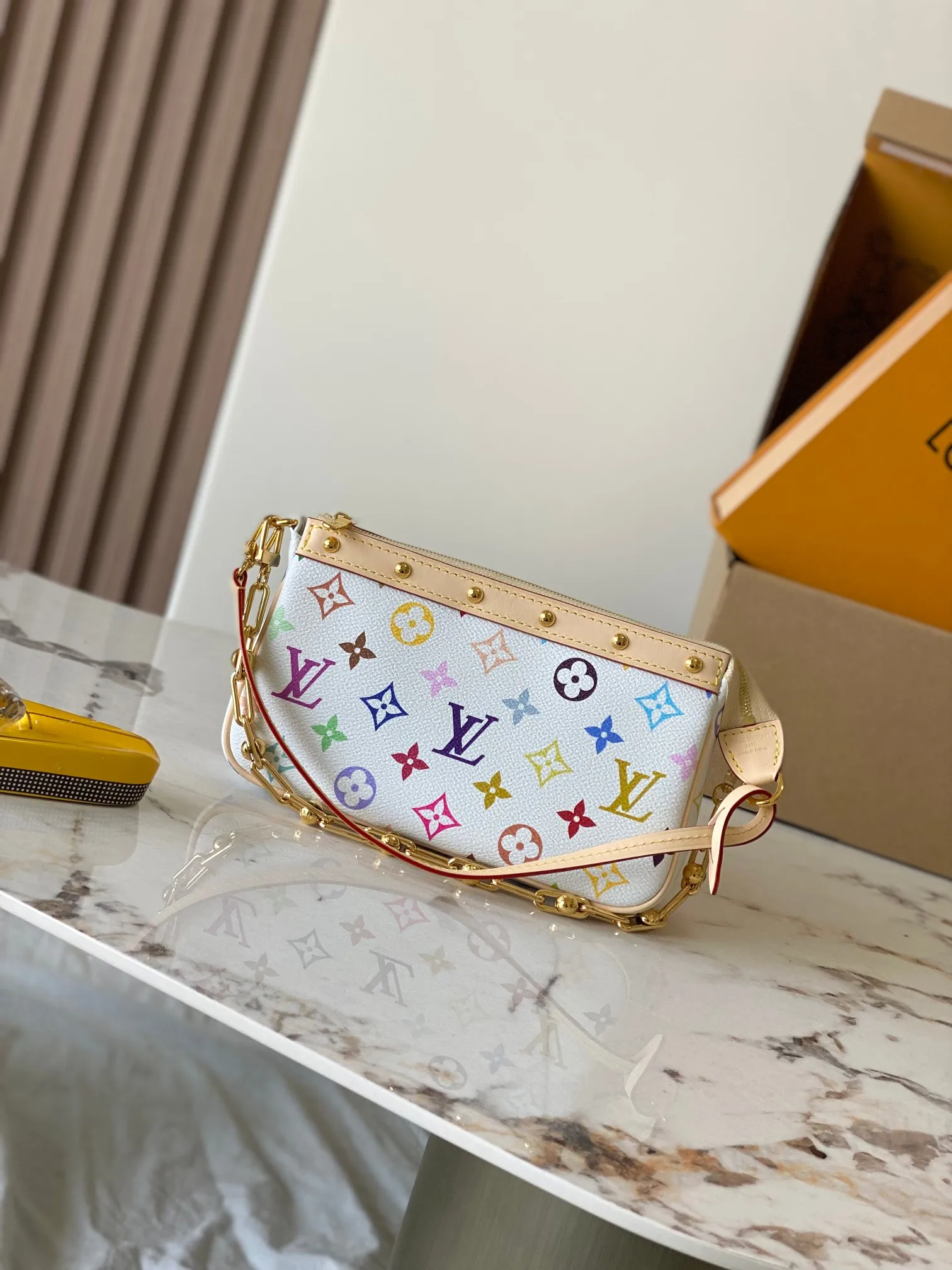 <p> 特级MB163c01芯片版原厂皮 </p><p>本款 Pochette Accessoires 手袋</p><p>型号 M13404白彩163c01芯片版</p><p>材料 A级全钢五金 进口原厂面料</p>尺寸 13.0 x 4.0 x 22.0 cm</p>