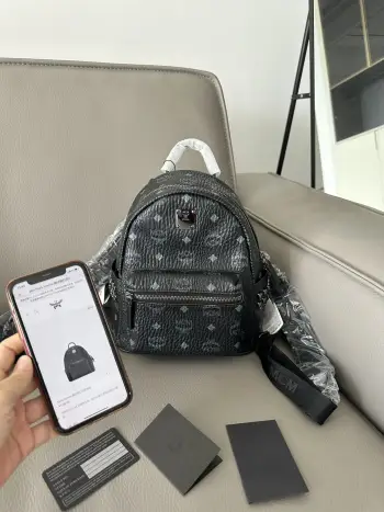 <p>MCM STARK系列侧钉双肩包  迷你号 采用我们标志性的 Visetos涂层帆布制成 配以奢华的人造皮革衬里和铆钉饰边 顶部皮革提手可调节肩带前拉链口袋 人造革衬里 尺寸 27-20-8 款号 65004 </p>