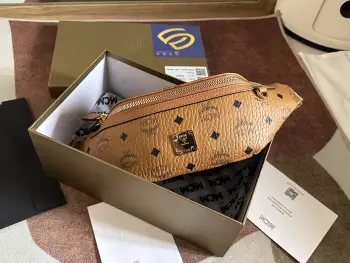 <p> 新品发布---MCM Stark Visetos腰包 </p><p>由涂层帆布配标志性经典印花制成 这款功能性Stark腰包 为你的造型注入时髦的风格 耐用 可调节的标志织物肩带 可系于腰间或斜挎 两个安全拉链夹层为你的必需品提供了充裕的收纳空间 </p><p>材质 Pvc配牛皮(肩带长度为65至106厘米)</p><p>颜色:棕色</p><p>尺寸 12X34X7cm</p>