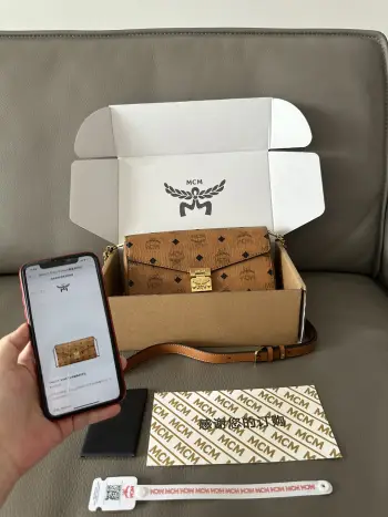 <p>皮肩带款 中号信封链条翻盖斜挎包 采用轻盈的经典Visetos材质制成 是为粉丝打造的梦幻单品 搭配可拆卸链带及月桂叶锁扣 时刻演绎着品牌的传奇尺寸 13-23-5 款号</p>