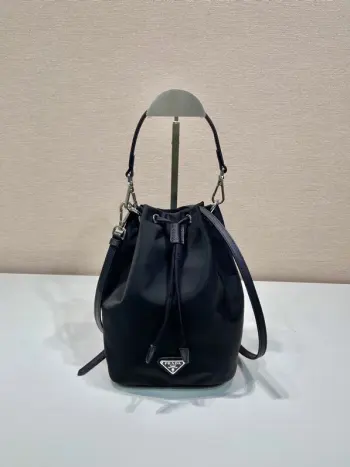 <p> 中古水桶包1BA038B太精致了</p><p>这款中古水桶包采用进口尼龙材质 搭配一短一长牛皮肩带 显得更加精致灵动 容量空间大 手机日常装统统没问题喜欢宝宝们 赶紧入手吧</p><p>长17x高23x底11cm</p>