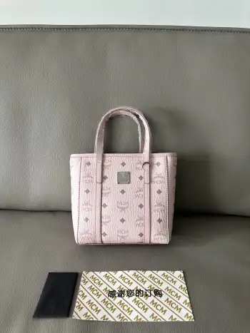 <p>全新菜篮子mini购物袋 可存放您所有的小型必需品 棉质帆布衬里上印有受到街头时尚启发的印花图案 搭配随附的斜挎肩带 可实现免提功能 便携性更佳  尺寸 18.5-19-9.5  款号65001</p>