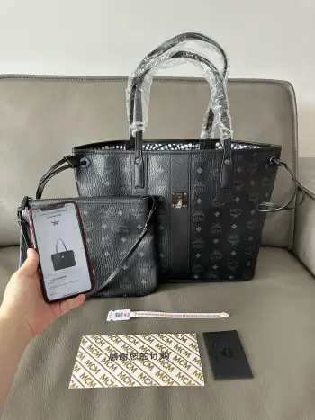 <p>独家实拍高清铜牌 可翻转至格纹印花衬里的一面使用 侧边抽绳可调节轮廓 并配有可拆卸内袋 顶部皮革双提手 侧边拉绳可用于收紧包口.内含可拆卸拉链收纳包并配有肩带 最新款大号双面购物 子母单肩包Visetos Liz 尺寸大购物袋36*28*17小母单肩包29*21  款号65007 </p>