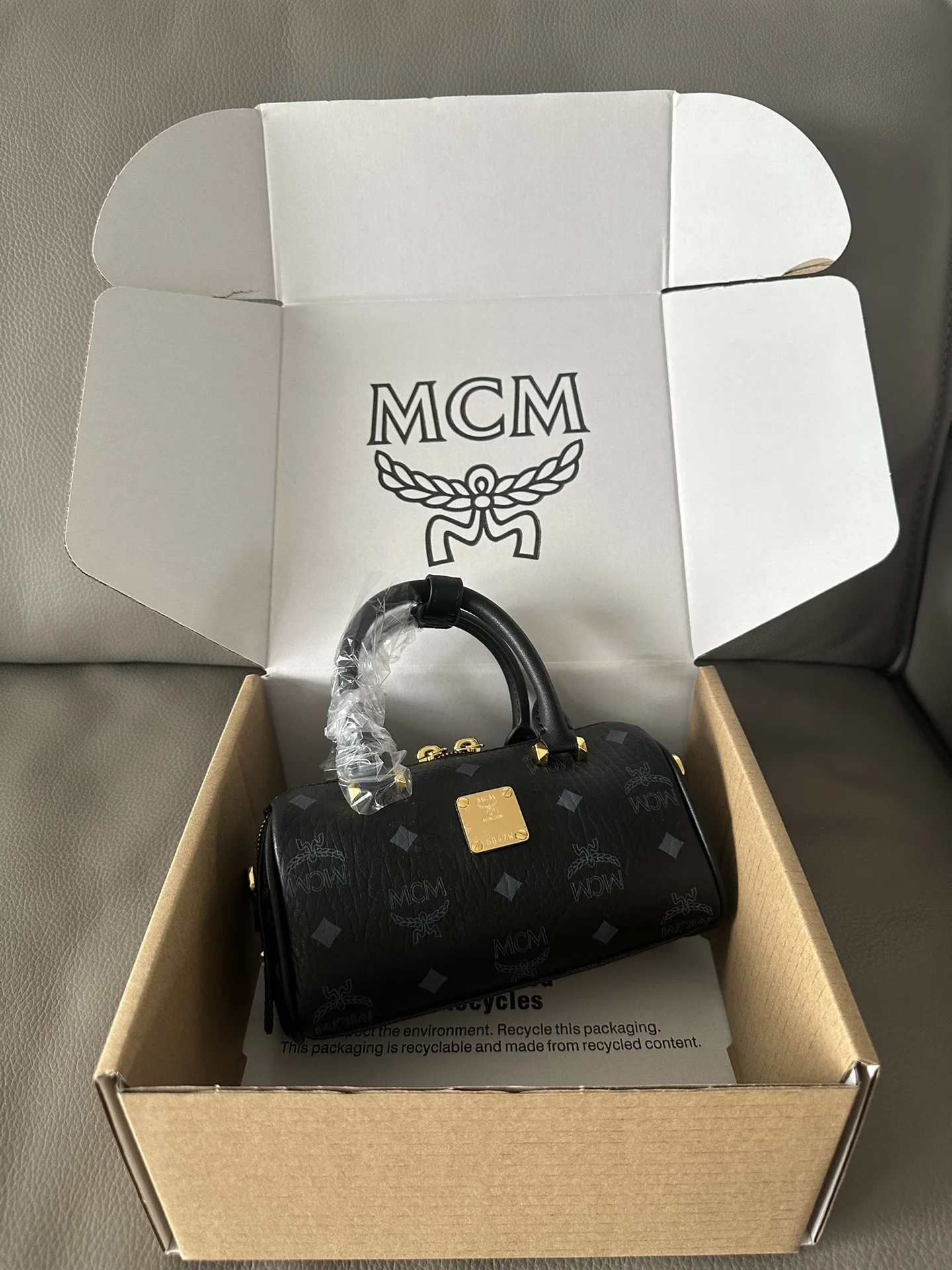 原单MCM女包|高仿MCM女包|精仿MCM女包|一比一MCM女包<p>迷你波士顿枕头包 轻盈小巧 定制原版PVC配牛皮 ykk玉米牙 在经典风格中透露着一丝清新 干净利落的线条美观 加长拉链方便开启 双层内阁 做工精细 一丝不苟 尺寸 9.5*18*8 款号 65012 </p>